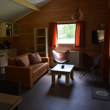 Camping-de-bronzen-eik-luxe-lodge-leefgedeelte.jpg