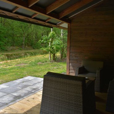 Camping-de-bronzen-eik-luxe-lodge-uitzicht.jpg